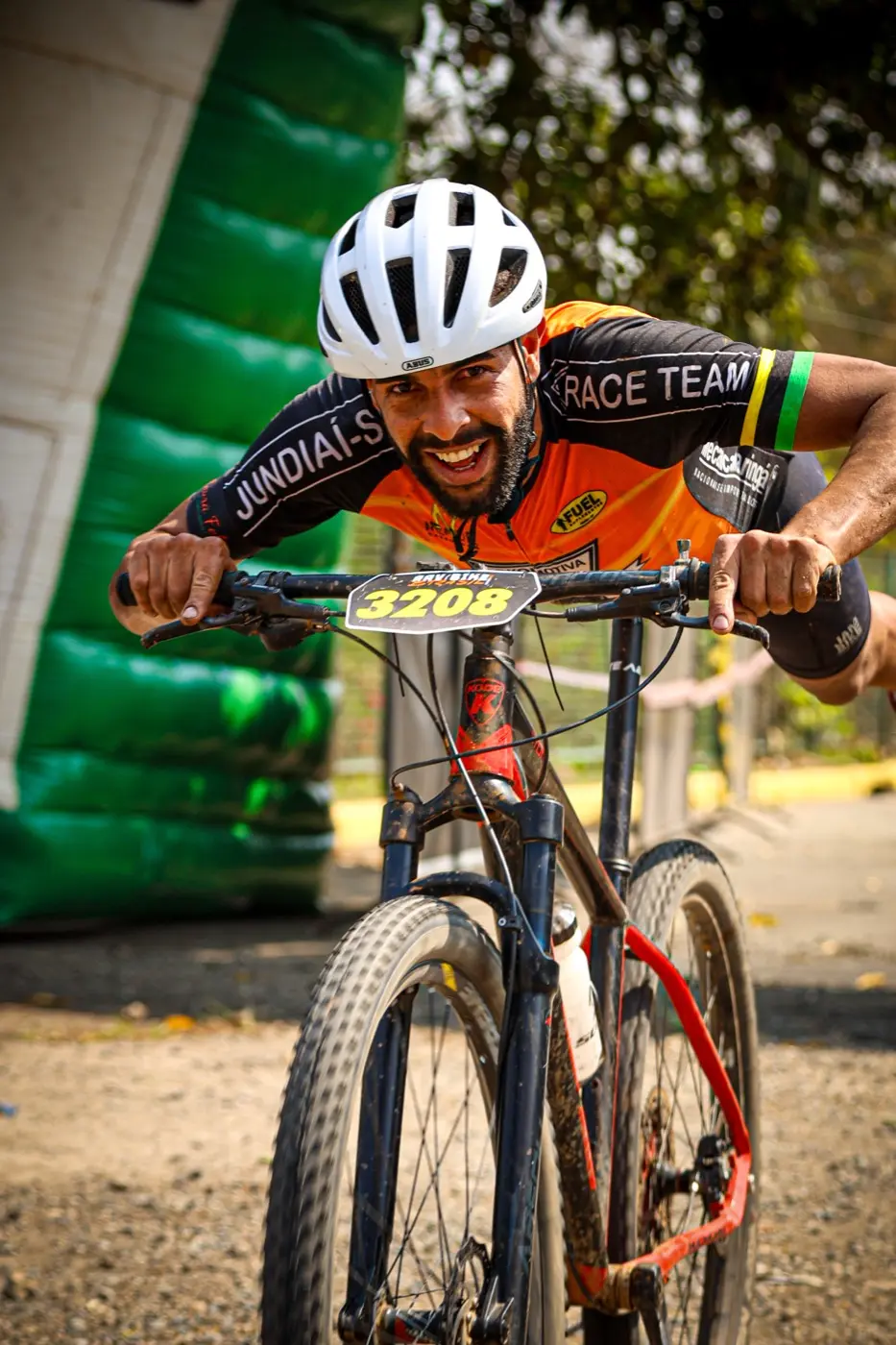 Atleta comemorando ao passar pelo arco de chegada