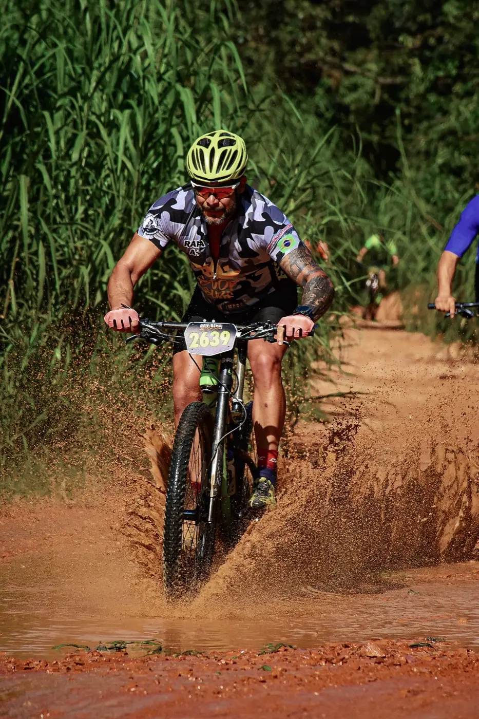 Ciclista levantando poeira em trecho de terra